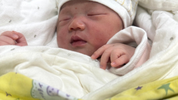 宝宝从小光脚，长大体质会更好？3个好处，妈妈要清楚