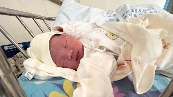 宝宝“横抱就哭，竖抱就笑”这是典型“聪明相”，偷乐吧