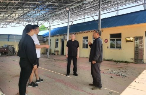 "看着一排排整齐的光伏板,高松村负责人于向华对未来信心满满.