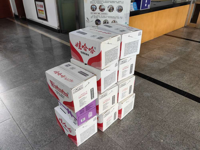 他满怀感恩滋润了警察叔叔的心窝清凉甘甜张先生送来的矿泉水这份"