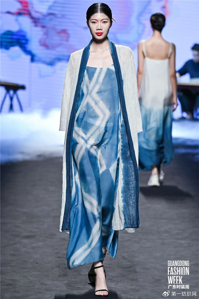 著名女演员杨盼盼用大妆脸谱演绎墨话品牌扎染服饰如行云流水般美丽