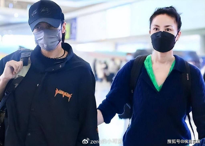 王菲谢霆锋现身机场,55岁王菲靠在男友肩头撒娇,两人穿得像母子