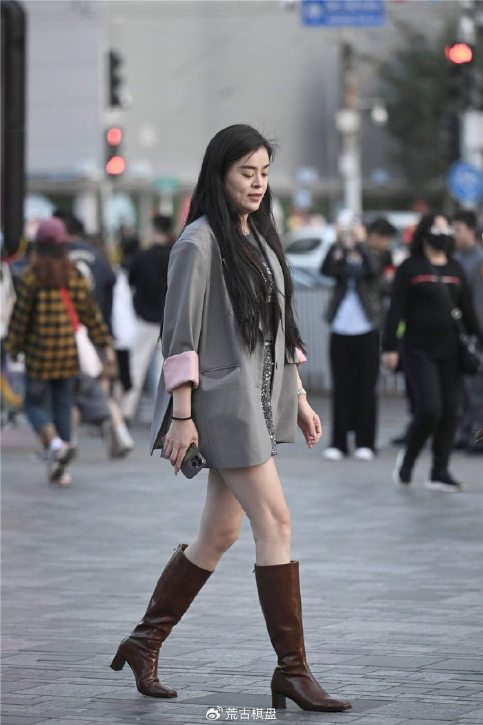 秋冬季节的长靴搭配过膝的好看还是不过膝更受欢迎呢