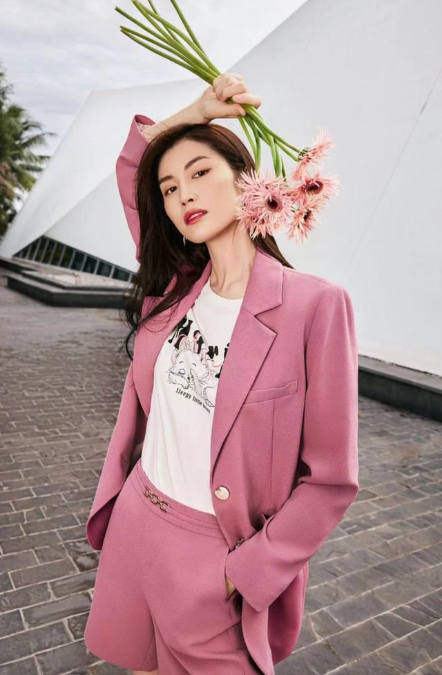 肤白貌美对她来说应该是最低调的美赞了,拥有着优秀身高比例的何穗