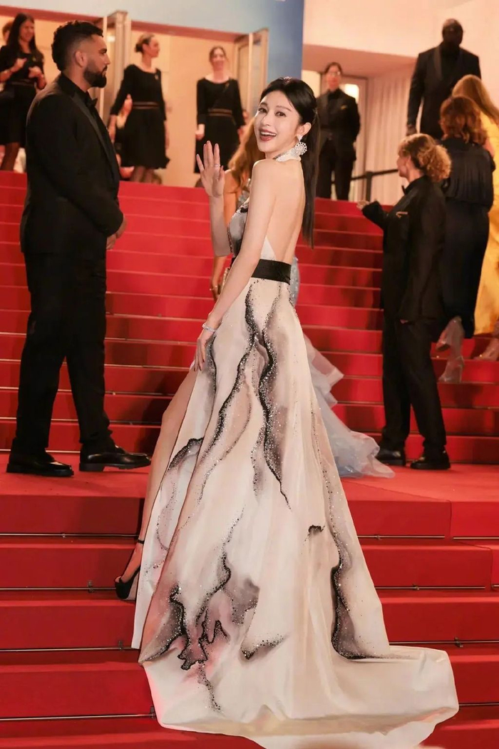 戛纳红毯"真敢穿",尺度一个比一个大,有人出糗有人惊艳