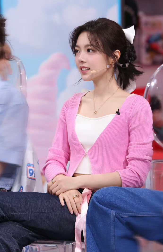 赵今麦最新v领粉衣造型照,宝宝你是一块水蜜桃味小蛋糕