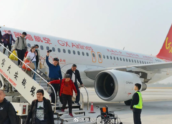 由北部湾航空执飞的"文化济宁号"航班平安降落在济宁大安机场,标志着"