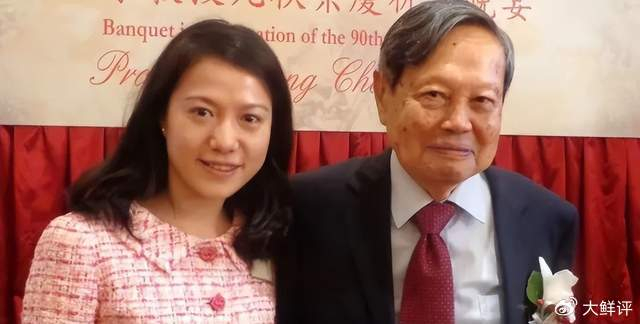 102岁杨振宁庆结婚20年,请多位日本友人到场,与翁帆耳语搞浪漫