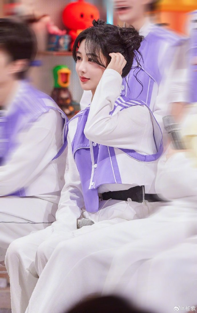 请期待晚上六点在优酷与杨紫和黄瀛子的甜蜜约会吧