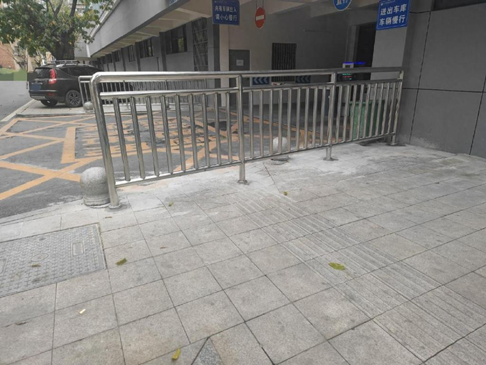 蓬安县周口中学车库门外的栏杆,疑似安装在了盲道上!