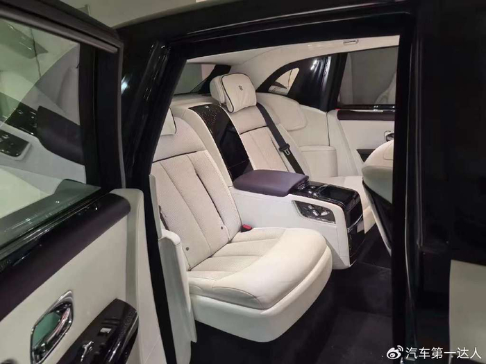 白色内饰梦幻座驾!劳斯莱斯幻影八代4座体验