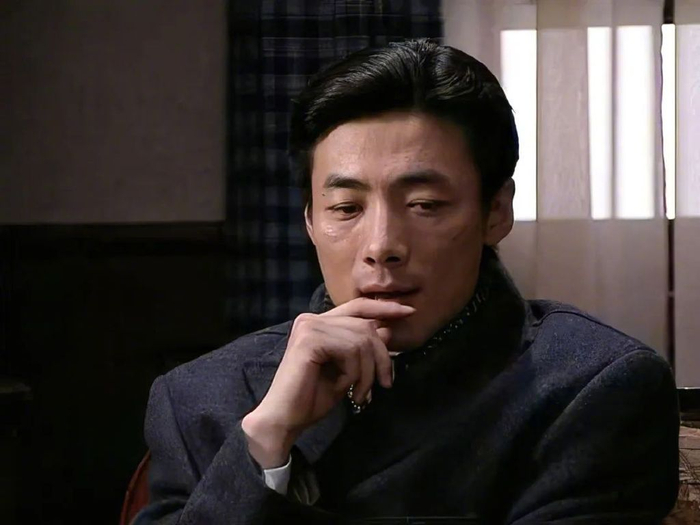 电视剧《潜伏》剧照,祖峰饰演军统特工李涯剧中有一幕,孙红雷饰演的副