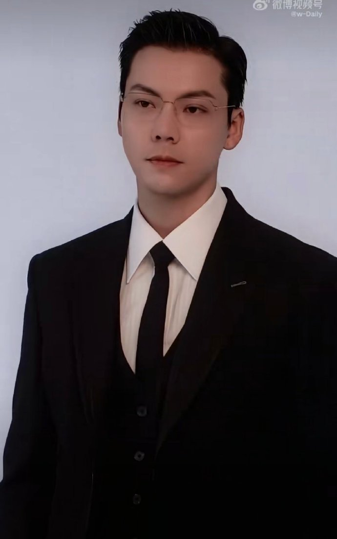 陈伟霆西装造型诠释熟男霸总,新剧《许我耀眼》引期待