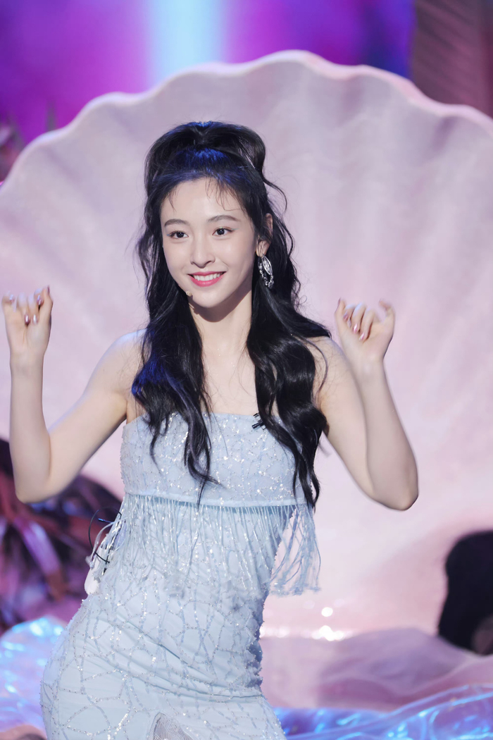 看吴倩练习跳舞太可爱了哈哈哈哈