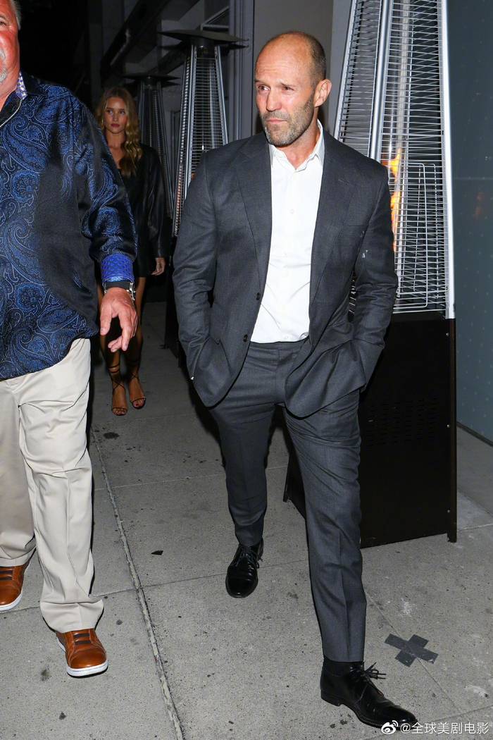 jason statham 最新街拍!光头硬汉,帅气依旧!__财经头条