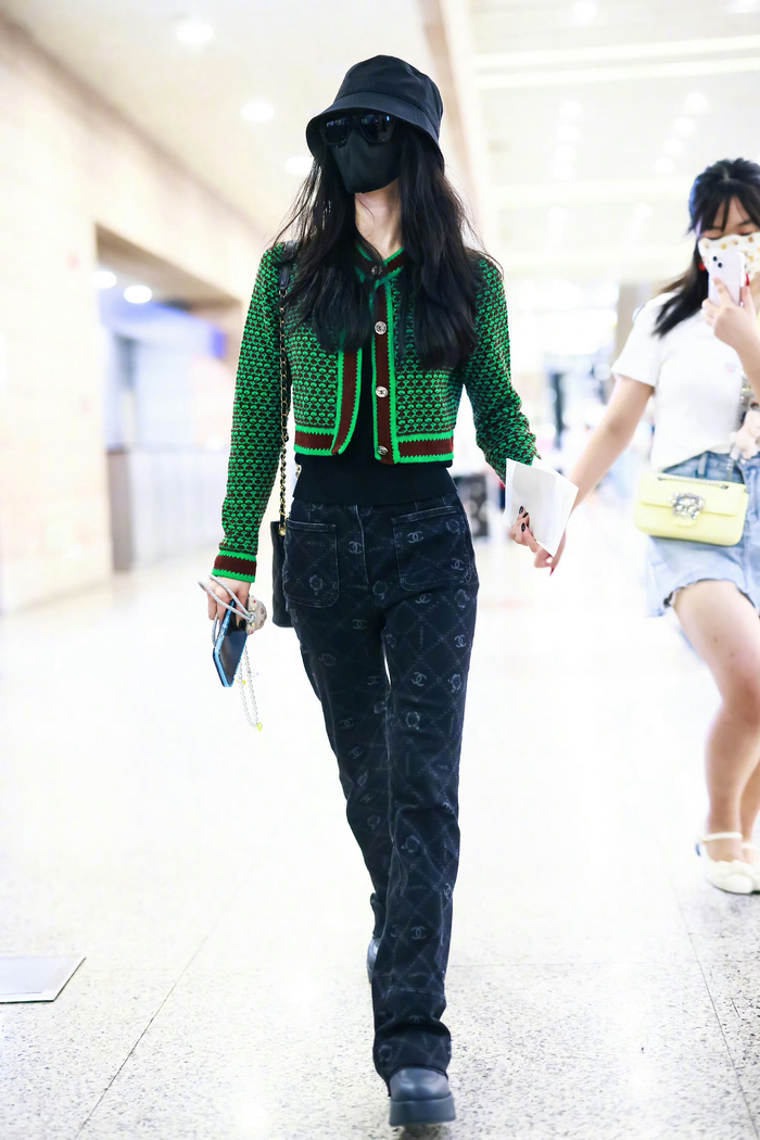 刘诗诗回国机场路透绿色短款针织上衣搭配印花牛仔裤