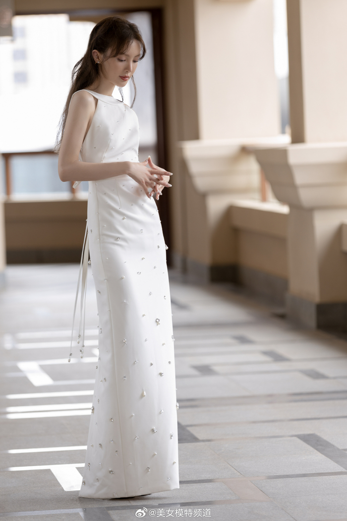 金晨白色明艳瑰丽风影