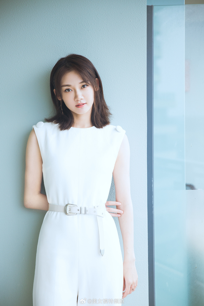 苗苗白色长裙柔美迷人