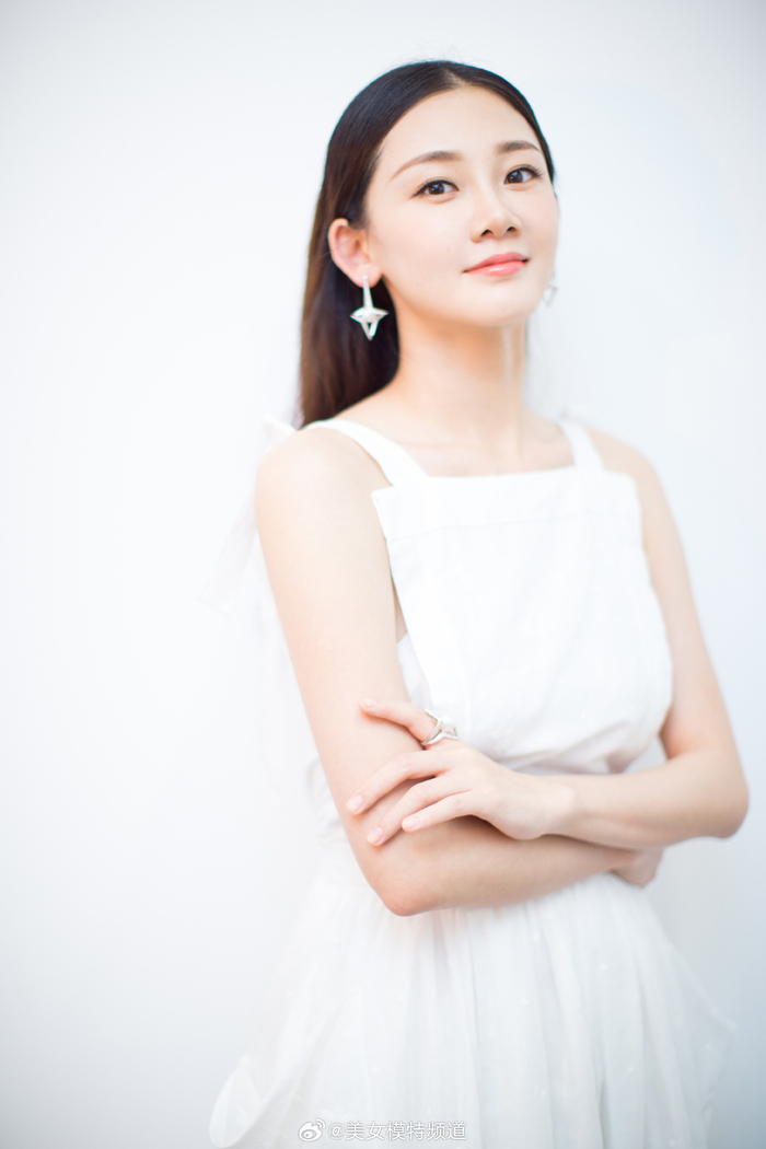 苗苗白色长裙柔美迷人