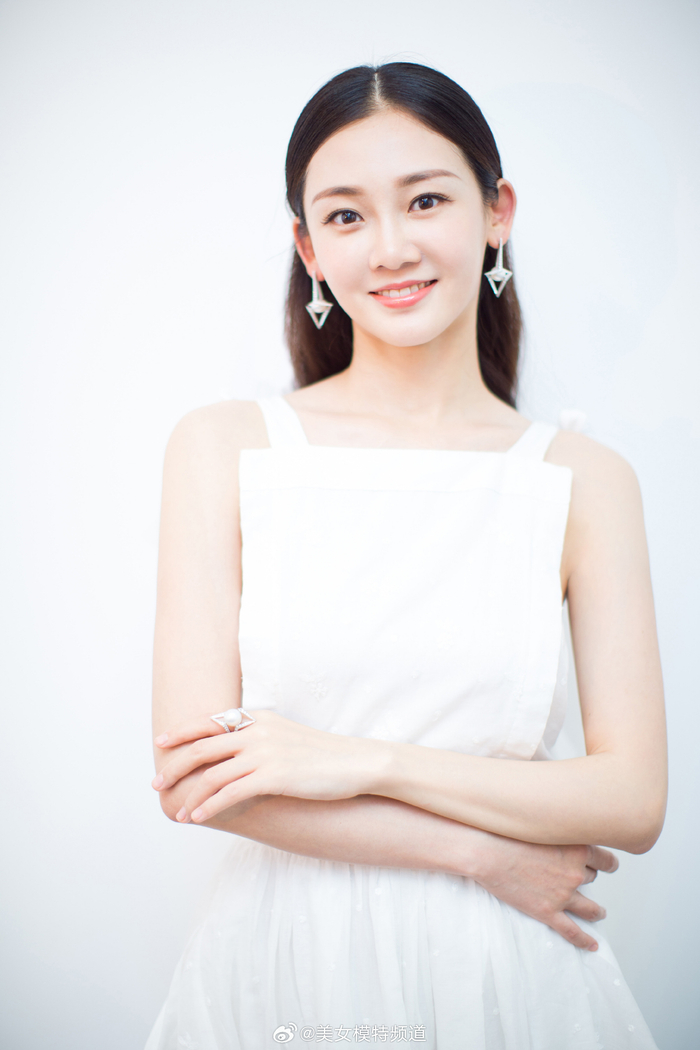 苗苗白色长裙柔美迷人