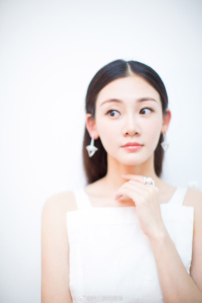 苗苗白色长裙柔美迷人