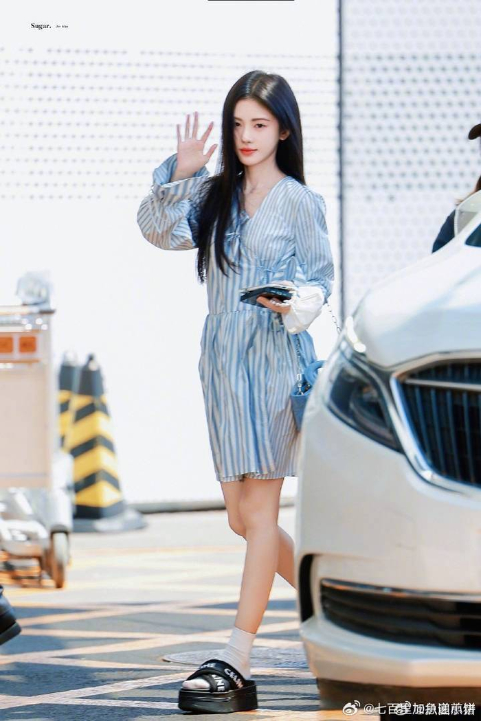 鞠婧祎机场饭拍,蓝白条纹衬衫裙造型清新