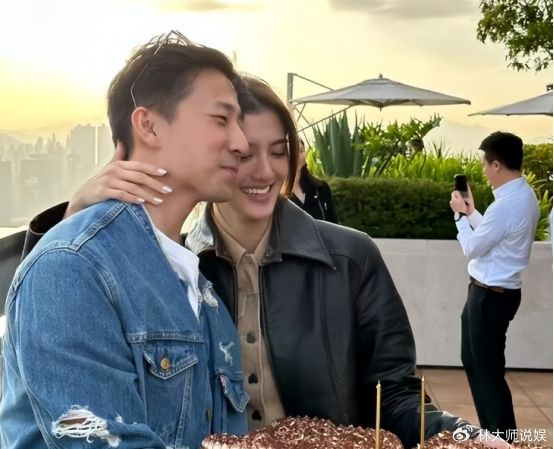 但目前家族掌权人是他的父亲,施伯雄大多数时间都是在和吴千语谈恋爱