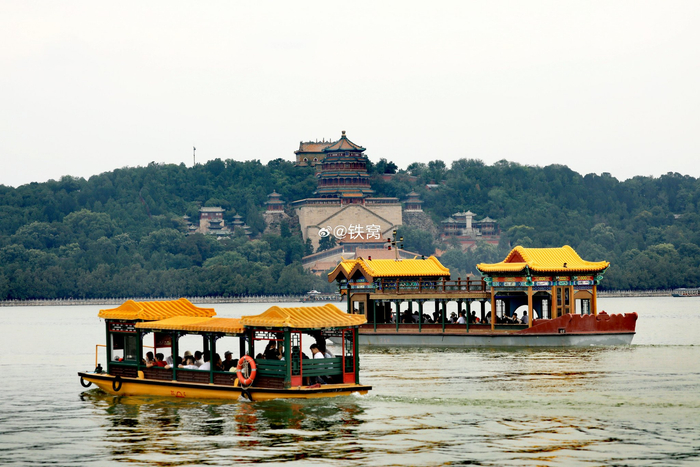 北京颐和园昆明湖上穿梭不断的游船 摄影
