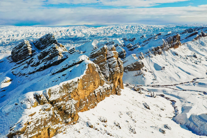11月14日新疆呼图壁县境内的百里丹霞景区迎来降雪