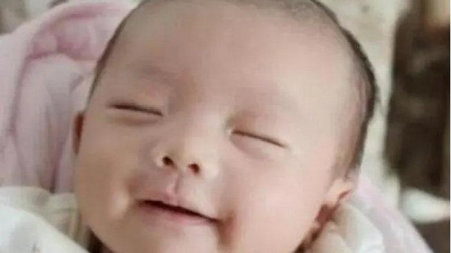 出生被称“最美女婴”在圈子走红，医生直呼：一脸福气相
