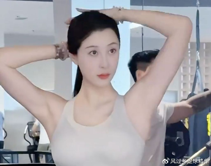 29岁美女冠军离异带娃,粉丝百万,被指疯狂擦边 主业是大学教师|吴柳芳|重剑|秦雪|退役|女儿_新浪新闻