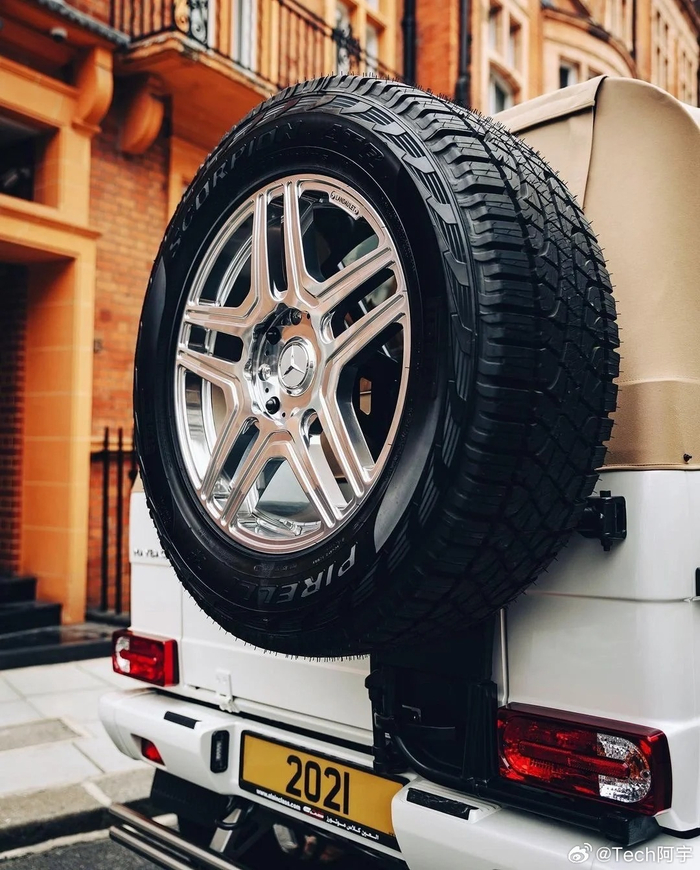 每天认识一辆车地表最强大奔奔驰迈巴赫g650landaulet最低售价1800w起