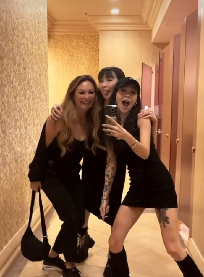 赌王大房孙女何家华回国,与众名媛聚餐,未见其家族成员现身|何超琼