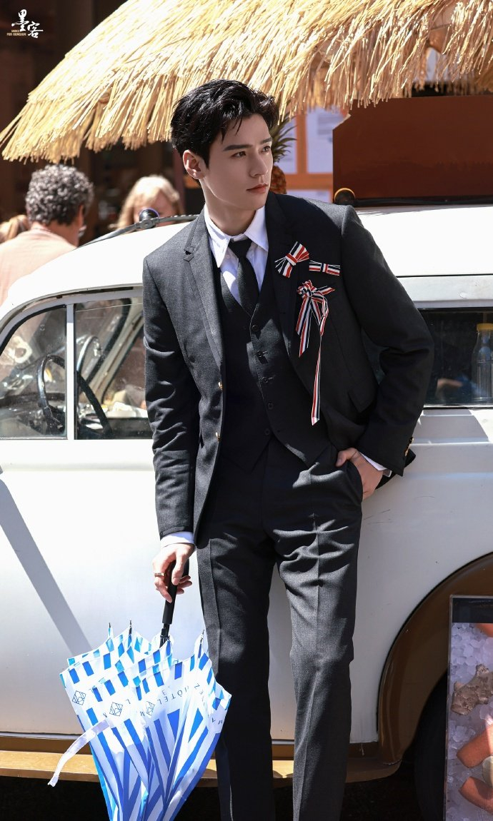 龚俊这组图好绝,86的优越身高简直就是西装杀手,矜贵儒雅的绅士范儿