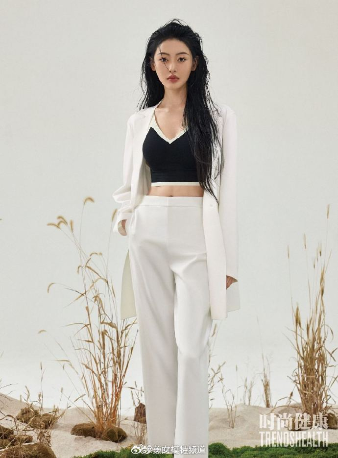 张天爱穿灰色纱裙秀香肩美背侧脸精致手臂纤细尽显好身材