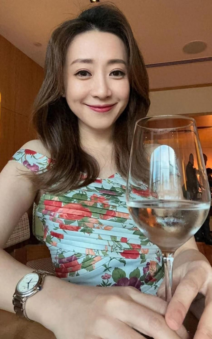 37岁女星庄群施拍戏时猝死在剧组猛吐酸水全身发紫倒地身亡