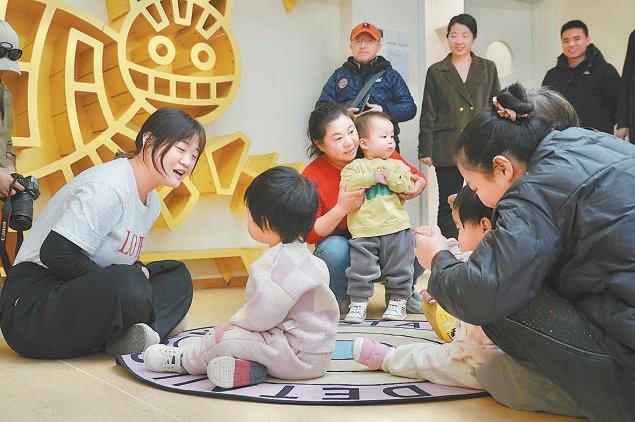 家长点赞：“宝宝学会了自己吃饭”