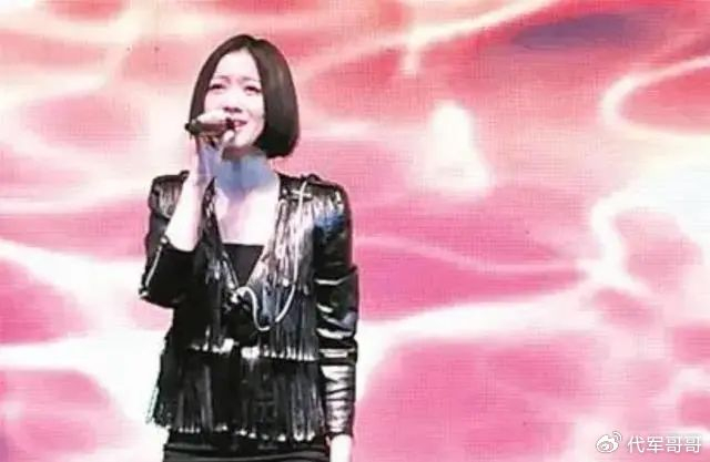 央视舞台上连续表现出色的姚贝娜,成功引起了央视高层的关注.