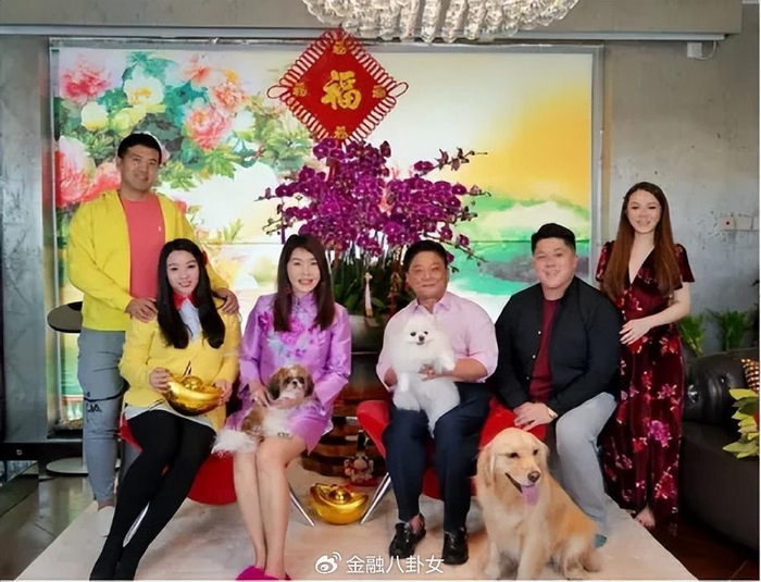 当时,两人一度传出要结婚的喜讯,王灏儿还与男方全家拍摄全家福照.