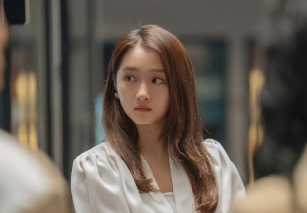 但是比起这几位,热度还是差一些.在电影方面呢,关晓彤就更排不上号了.