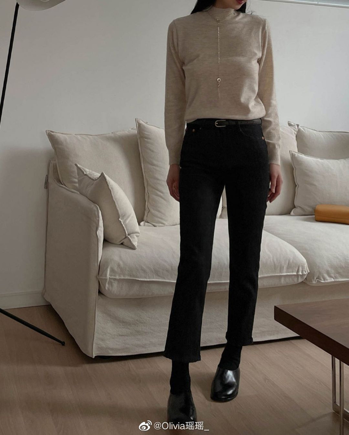 深色牛仔裤永不过时搭配短款棉服依然是时尚的配角