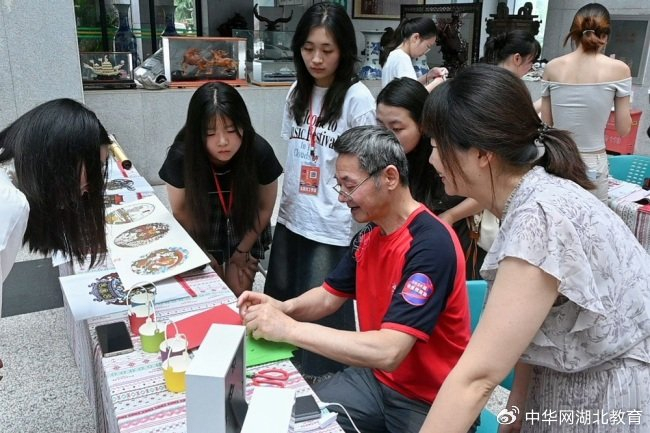 武汉这所高校举办非遗文化活动节,气氛火爆!