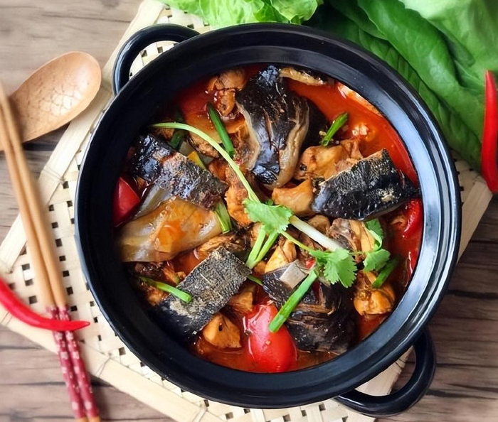 霸王别姬,这道徐州独有的佳肴,又名为龙凤绘,以鸡肉和甲鱼为主料,巧妙