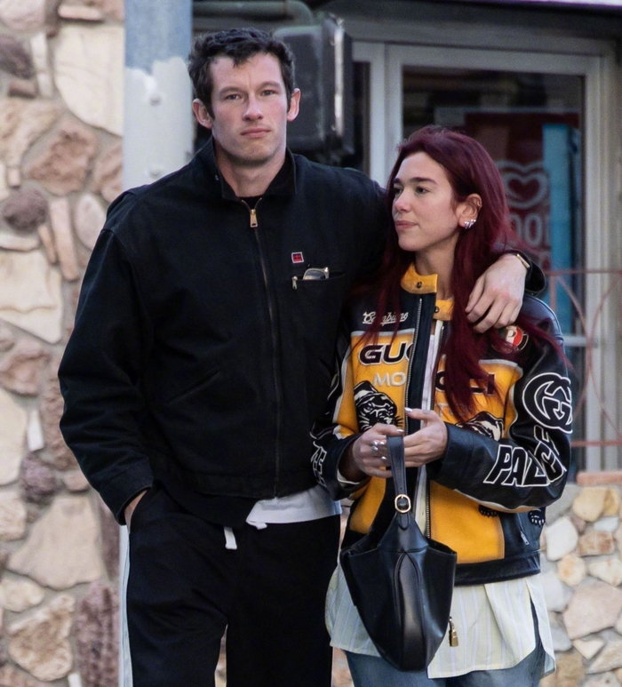 当地时间3月15日dualipa身穿gucci摩托车夹克脚穿uggxpalace