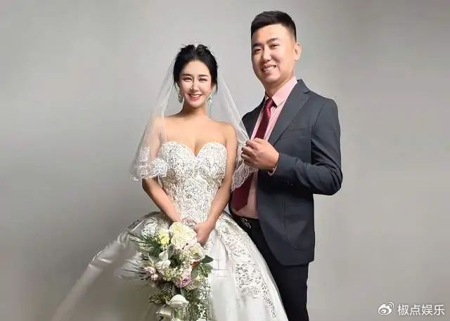 41岁港星二婚嫁到山东农村！摆流水席头戴一枝花，容貌出众身材火辣|张暖雅|香港|婚礼|感情|婚姻_新浪新闻