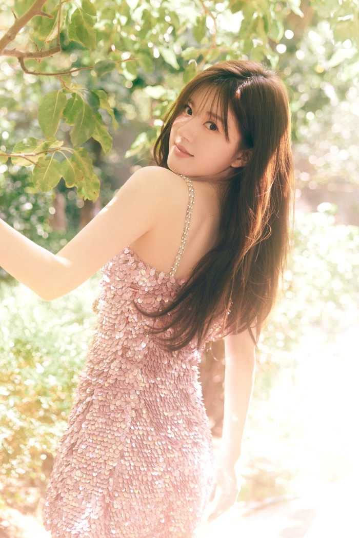 赵露思最新造型大片粉色亮片裙阳光下的梦幻公主