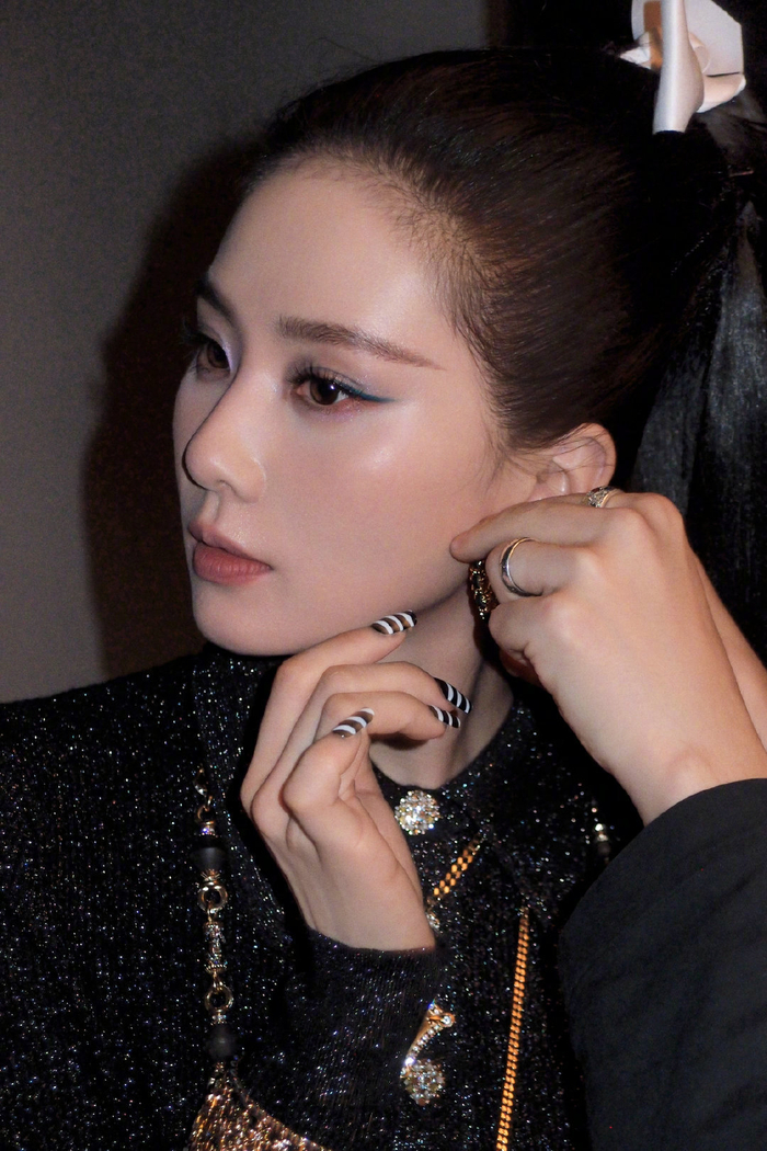 刘诗诗七月大片释出,孔雀蓝眼妆个性十足__财经头条