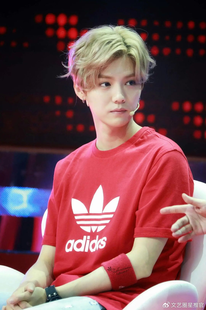 33岁鹿晗在球场被偶遇染黄发质感差很毛糙戴耳环苹果肌下垂