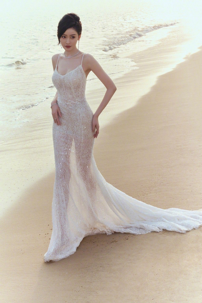 张天爱晒海边沙滩照慵懒风盘发77蕾丝吊带裙在日光下闪闪发光