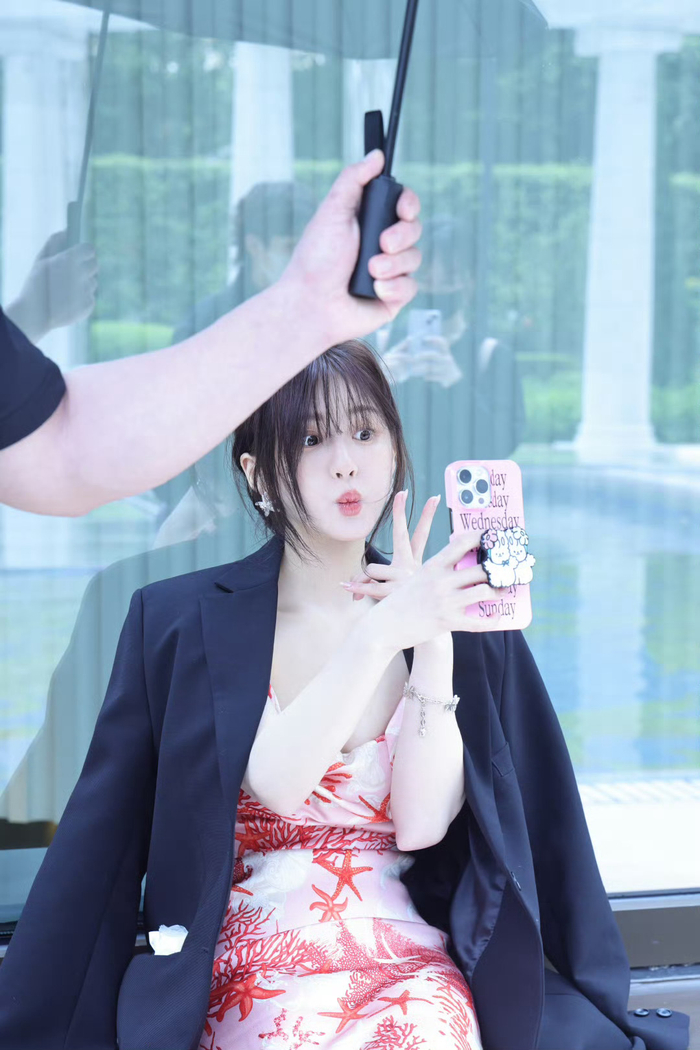 赵露思泳池边玩水自拍好可爱金鱼嘟嘟嘴表情真的好q好像一条美人鱼